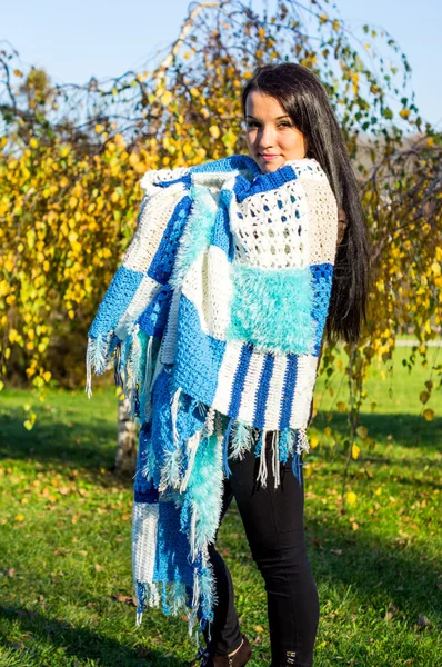 Young pretty woman in autumn park — Stock Photo, Image