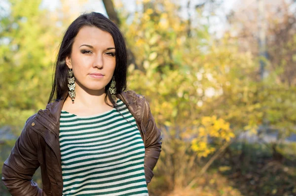 Young pretty woman in autumn park — Stock Photo, Image