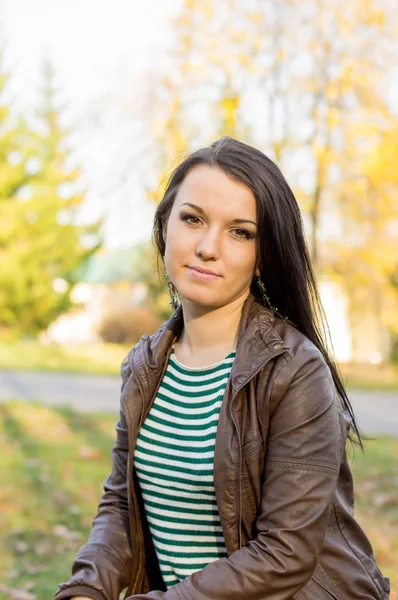 Mujer bonita joven en el parque de otoño —  Fotos de Stock