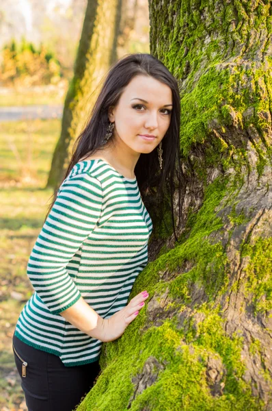 Mujer bonita joven en el parque de otoño —  Fotos de Stock