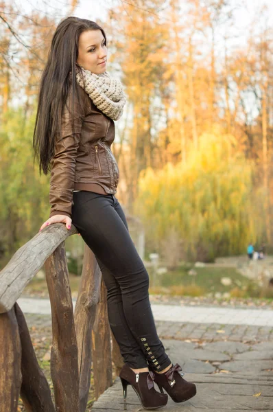 Giovane bella donna in autunno parco — Foto Stock