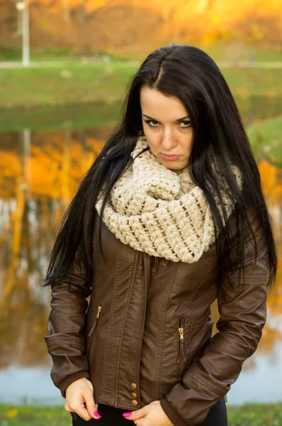 Young pretty woman in autumn park — Stock Photo, Image