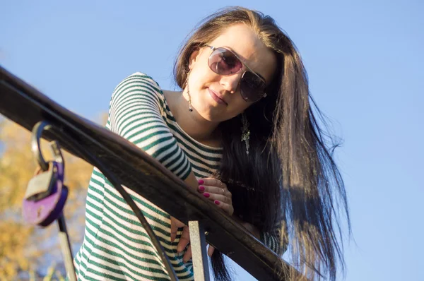 Mujer bonita joven en el parque de otoño — Foto de Stock