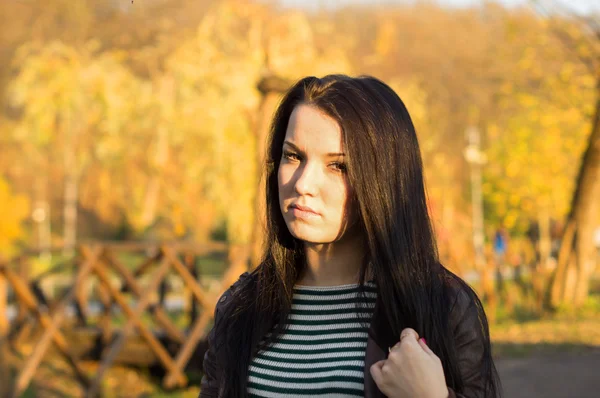 Young pretty woman in autumn park — Stock Photo, Image