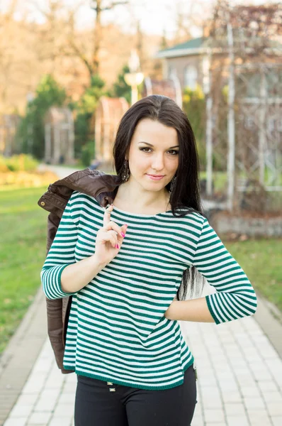 Joven bonita mujer de pie en el callejón — Foto de Stock