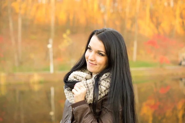 Jonge mooie vrouw in herfst park — Stockfoto