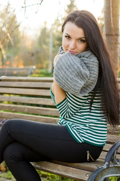 Ragazza seduta su panchina all'aperto — Foto Stock