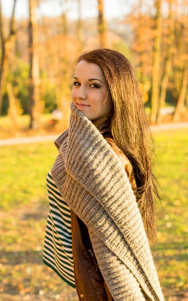 Young pretty woman in autumn park — Stock Photo, Image