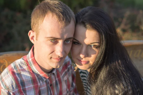 Pareja joven al aire libre — Foto de Stock