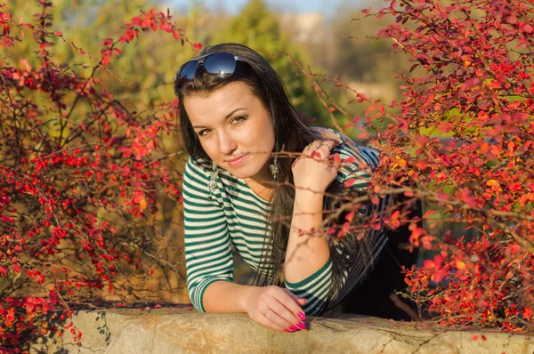 Mujer bonita joven en el parque de otoño — Foto de Stock