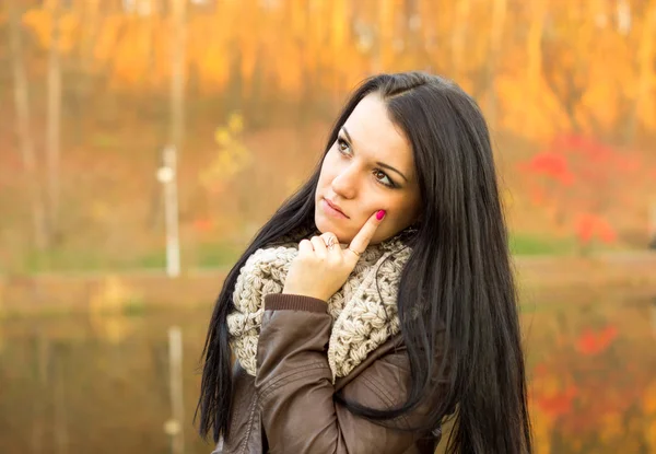 Jovem mulher bonita no parque de outono — Fotografia de Stock