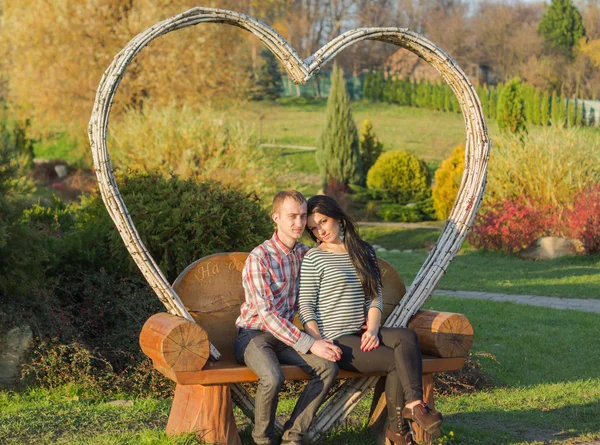 Pareja joven al aire libre — Foto de Stock