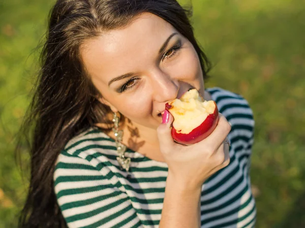 Otoño mujer feliz sonriendo al aire libre, hermosa mujer sosteniendo aut —  Fotos de Stock