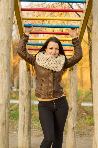 Mujer bonita joven en el parque de otoño — Foto de Stock
