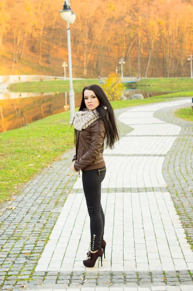 Joven bonita mujer de pie en el callejón — Foto de Stock