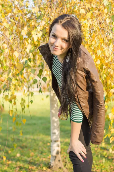 Mujer bonita joven en el parque de otoño — Foto de Stock