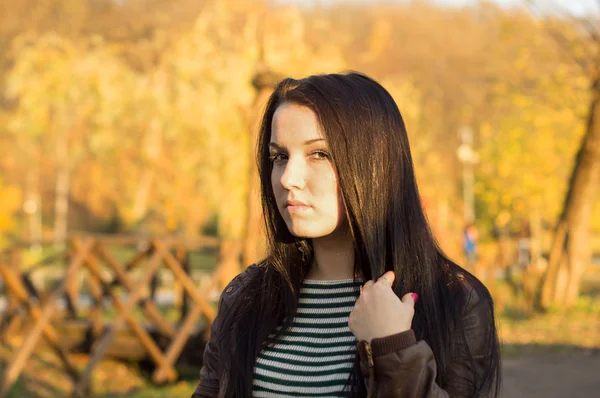 Mujer bonita joven en el parque de otoño —  Fotos de Stock