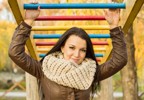 Giovane bella donna in autunno parco — Foto Stock