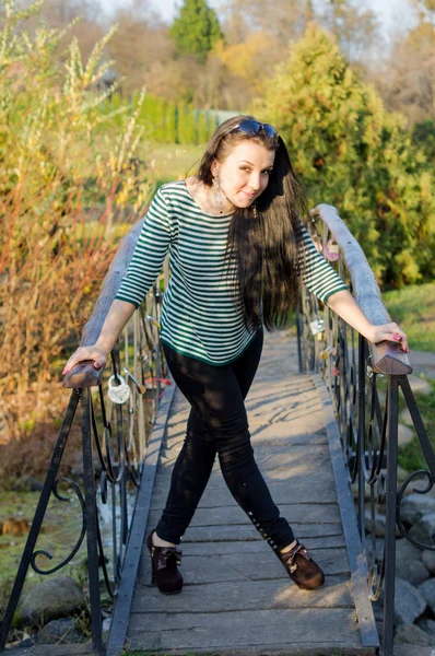 Sonbahar Park genç güzel kadın — Stok fotoğraf
