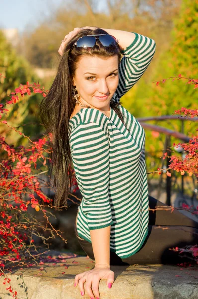 Jovem mulher bonita no parque de outono — Fotografia de Stock