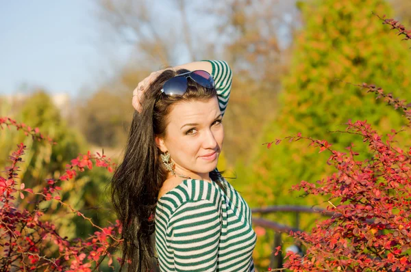 Young pretty woman in autumn park — Stock Photo, Image