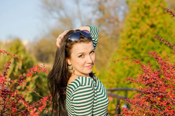 Junge hübsche Frau im Herbstpark — Stockfoto