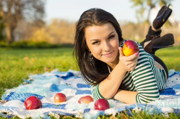 Otoño mujer feliz sonriendo al aire libre, hermosa mujer sosteniendo aut —  Fotos de Stock