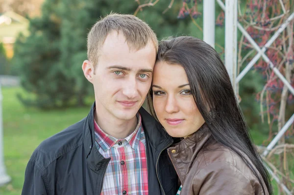 Jovem casal ao ar livre — Fotografia de Stock