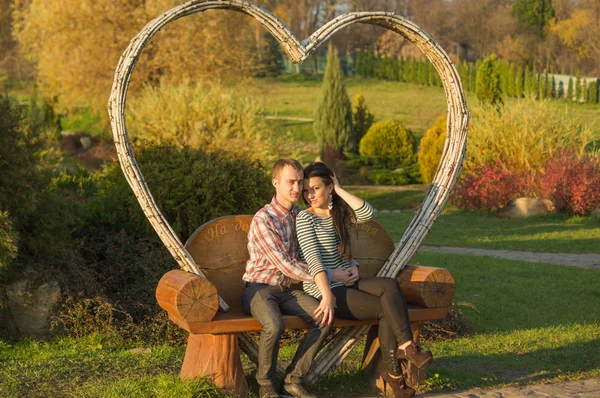 Pareja joven al aire libre — Foto de Stock