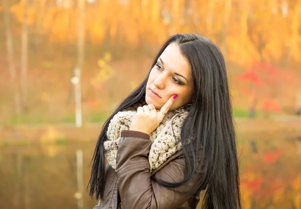 Giovane bella donna in autunno parco — Foto Stock