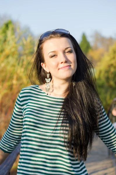 Mujer bonita joven en el parque de otoño — Foto de Stock