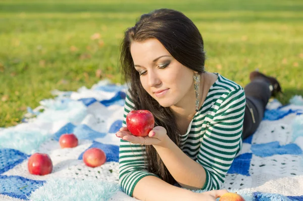 Autumn woman happy smiling outdoors, beautiful Woman holding aut — Stock Photo, Image