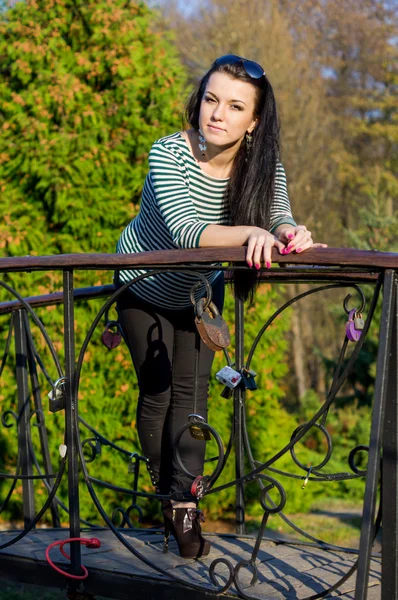 Mujer bonita joven en el parque de otoño — Foto de Stock