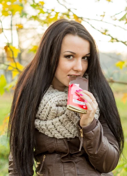 Retrato de una mujer comiendo chocolate al aire libre —  Fotos de Stock