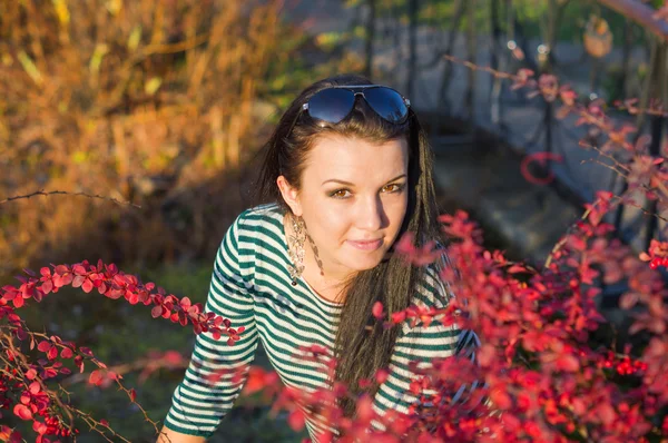 Jovem mulher bonita no parque de outono — Fotografia de Stock