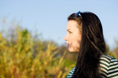 sonbahar Park genç güzel kadın