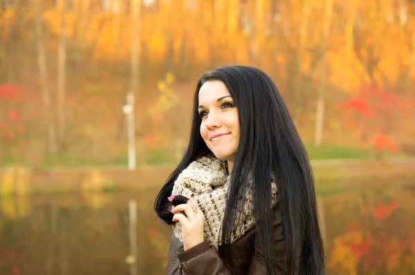 Mujer bonita joven en el parque de otoño — Foto de Stock