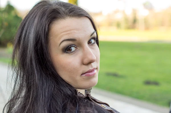 Young pretty woman in autumn park — Stock Photo, Image