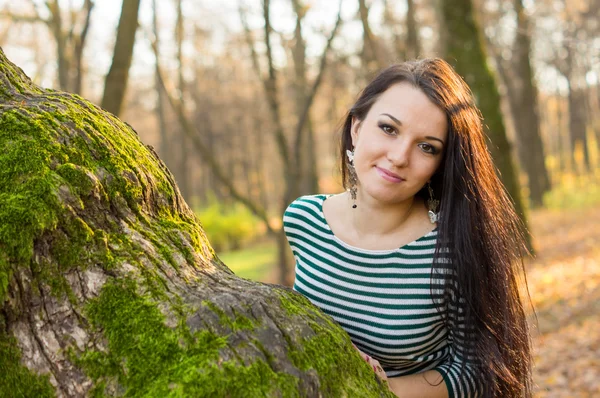 Young pretty woman in autumn park — Stock Photo, Image