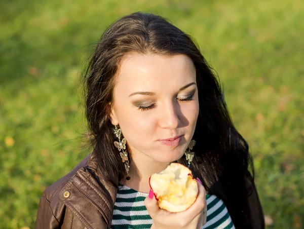 Autumn woman happy smiling outdoors, beautiful Woman holding aut — Stock Photo, Image