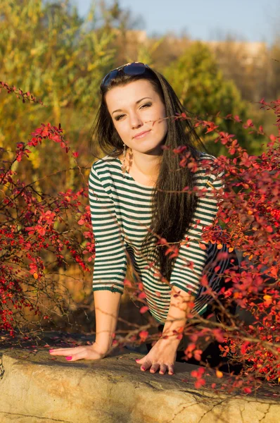 Junge hübsche Frau im Herbstpark — Stockfoto