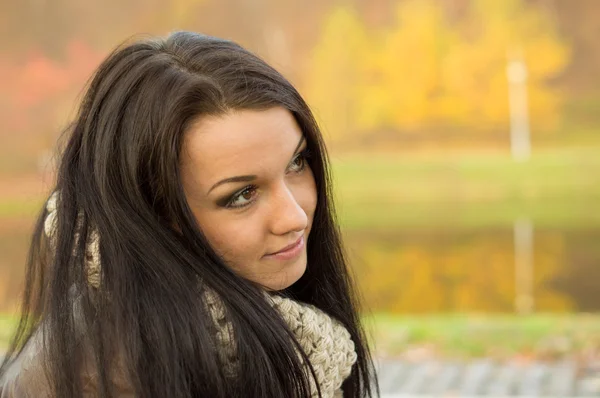 Giovane bella donna in autunno parco — Foto Stock