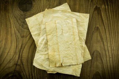 Ahşap zemin üzerine eski kağıt