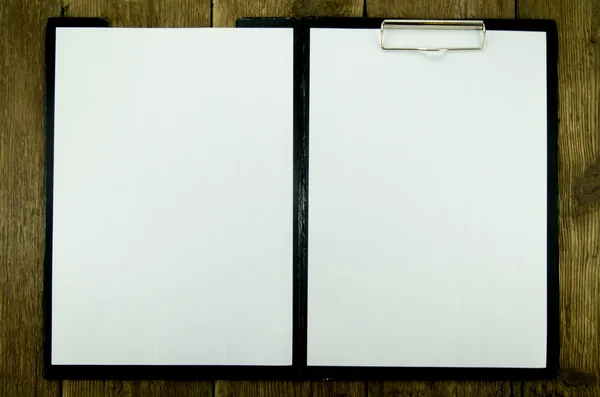 Livro branco sobre fundo de madeira — Fotografia de Stock