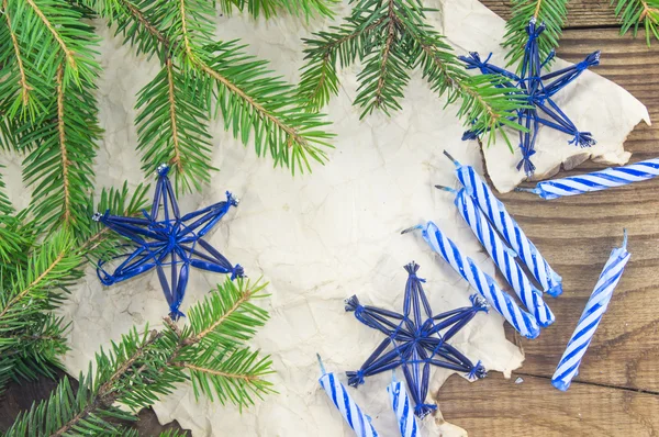 Weihnachtsstillleben mit Kerze auf Holzgrund — Stockfoto