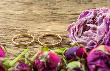 ahşap arka plan üzerinde kırmızı gül