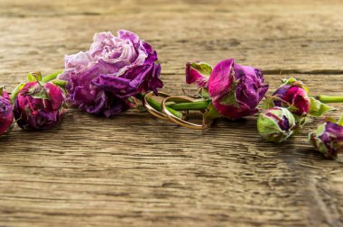 ahşap arka plan üzerinde kırmızı gül