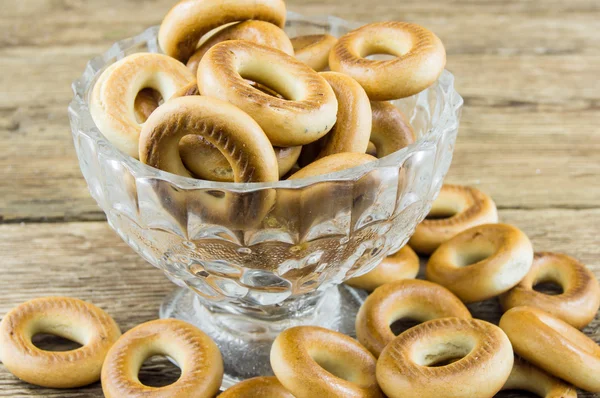 Gros plan d'un groupe de bagels assortis sur un plateau en bois avec b — Photo