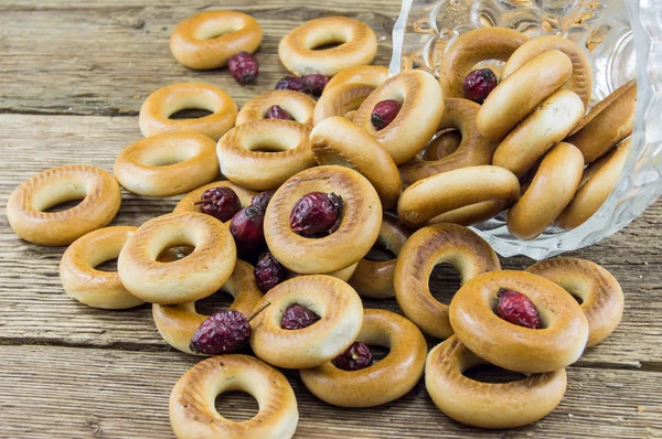 Closeup of a group of assorted bagels on a wood table top with b — Stock Photo, Image