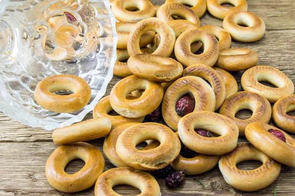 Primo piano di un gruppo di bagel assortiti su un tavolo in legno con b — Foto Stock